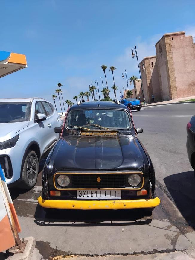 belle voiture R4 