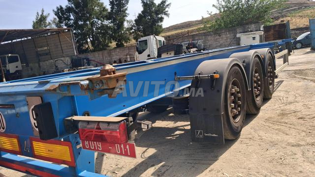 Semi-remorque porte conteneurs marque