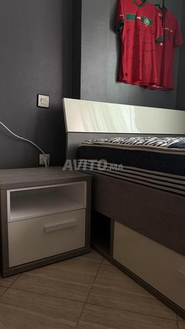 سرير مع مرتبة وطاولة سرير جانبية