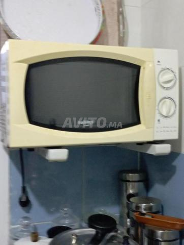 Il y a ce micro-ondes, qui veut l'acheter, contactez-moi