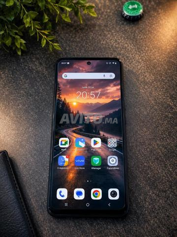 هاتف Vivo بحالة ممتازة، تصميم أنيق ولون مميز،