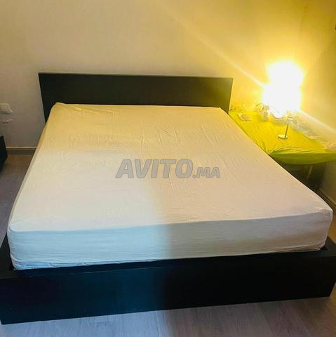 Fauteuil cuir, table, lit avec matelas - 2