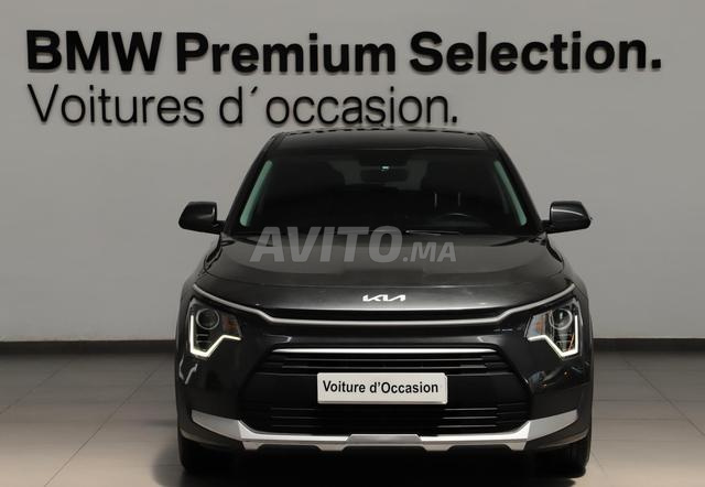 Kia Niro dans le showroom Ryad Auto à Rabat