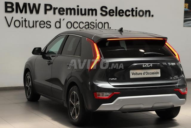 Kia Niro dans le showroom Ryad Auto à Rabat