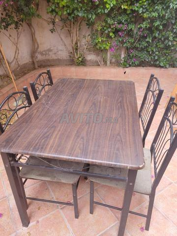 طاولة مع 4 كراسي نظيفة - 2