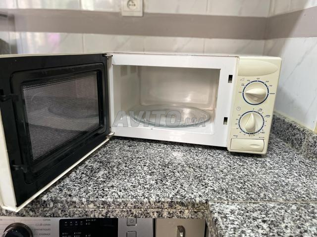 Un micro-ondes en bon état