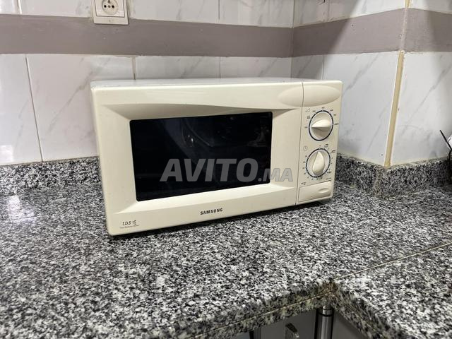 Un micro-ondes en bon état - 2