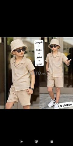 Chemise, short, lunettes et casquette