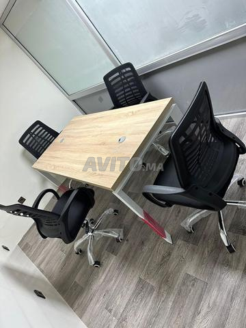 طاولات اجتماعات عليها عرض خاص