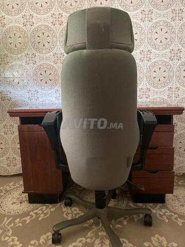 مكتب وكرسي بجميع المواصفات