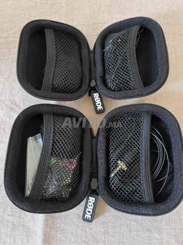 مجموعة من ميكروفونين لافالير RØDE سلكيين مع علب