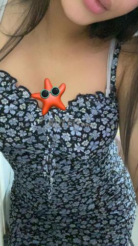 Jupe noire avec de petites fleurs