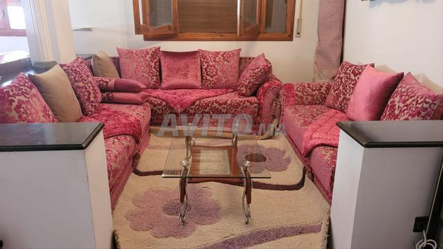 صالون وطاولة زجاجية وسجادتان - 2