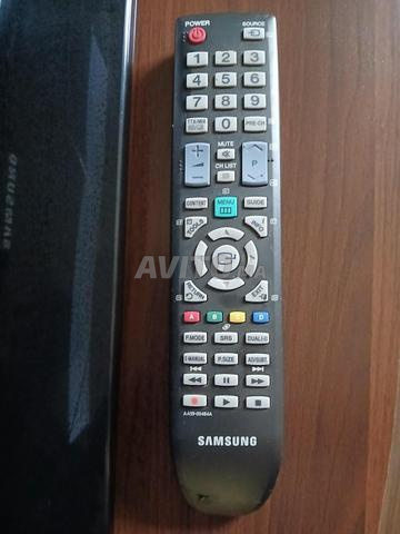 Téléviseur Samsung 40 pouces avec clavier numérique - 2