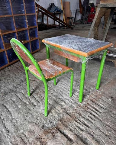 Table et une chaise de classe