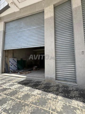 Petit Local Commercial avec Mezzanine à Branes 2