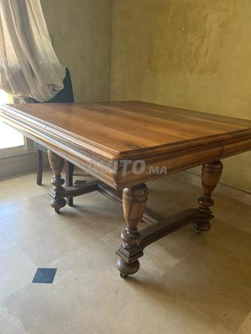 Belle table à manger ancienne en bois.