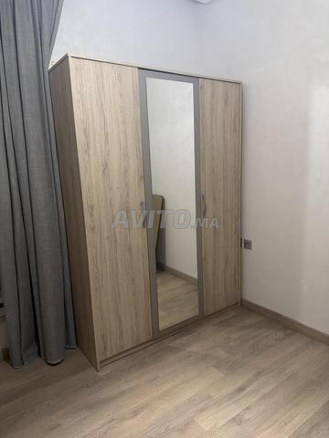 Placard trois portes et miroir dessus