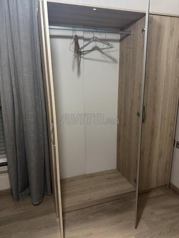 Placard trois portes et miroir dessus