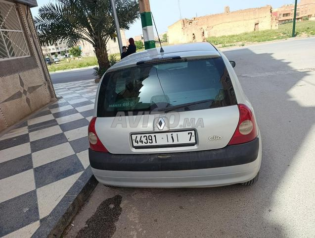 Clio 2 bon état, bienvenue à ceux qui sont intéressés