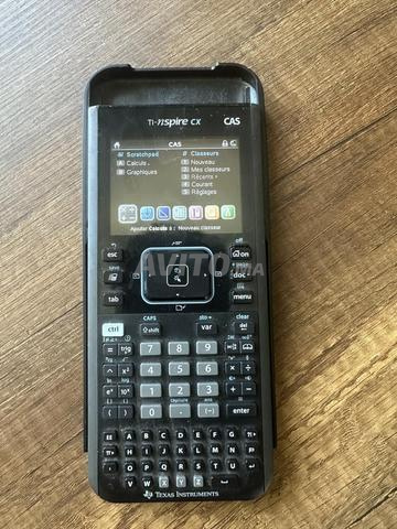 آلة حاسبة Ti-nspire CAS بحالة جيدة .