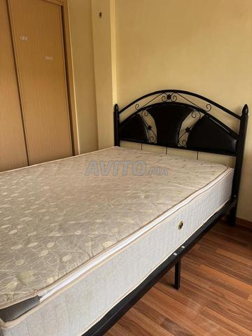 Coiffeuse lit et cadre et table avec 4 chaises - 2