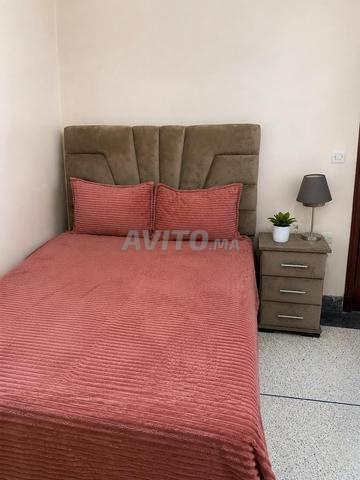 Lit avec matelas, coiffeuse et table de chevet - 2