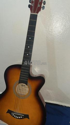 Guitare acoustique Squire Cutaway en bon état - 2