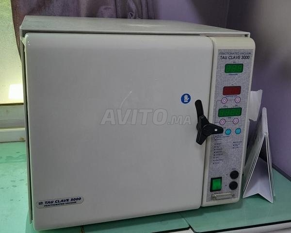 Cet autoclave est un modèle Tau Clave 3000 de la marque Tau Steril - 2