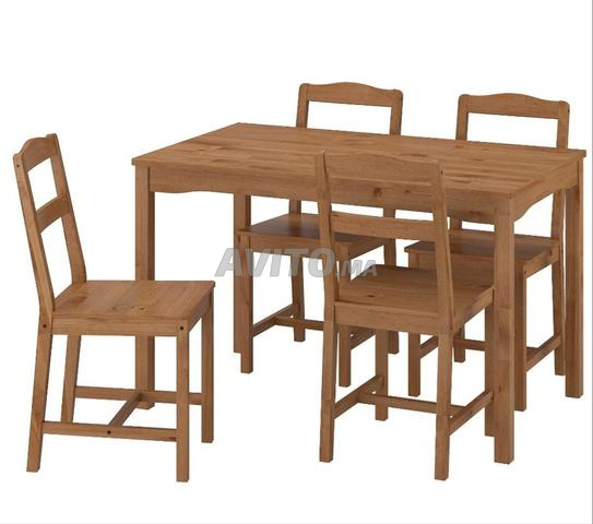 Table à manger IKEA avec 8 chaises