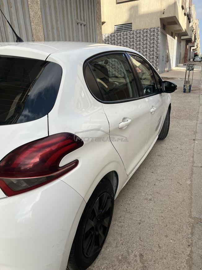 مرحبا سيارة في حالة جيدة