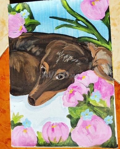 Un chien au milieu des fleurs