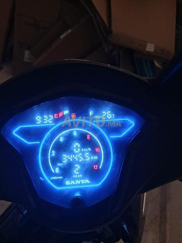 Moto R1000 en très bon état, modèle 2025 - 2