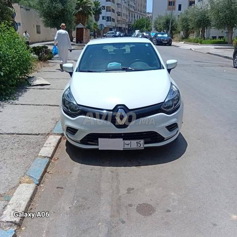 Renault Clio Essence Manuelle 2017 à Fès - 2