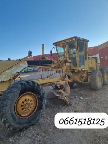 Niveleuse Caterpillar 12G et compacteur