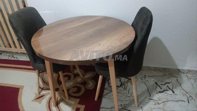غرفة طعام مع طاولة دائرية و 4 كراسي رائعة - 2