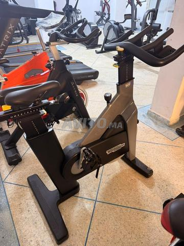 Vélo spinning marque technogym