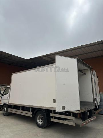 2 camions Hyundai d72 7t 2009 isotherme et frigo