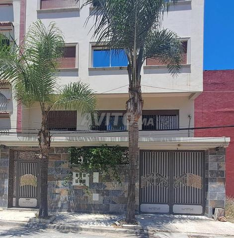 محل بمساحة 230 متر مربع (مرآب وميزانين) للإيجار - برانس