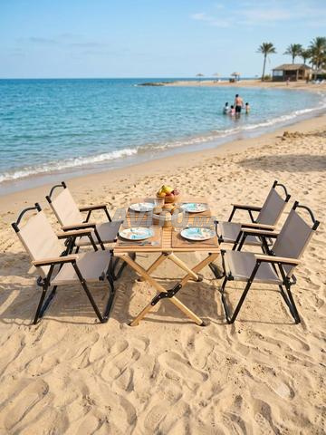 Quatre chaises et une table