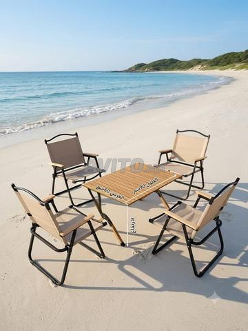 Quatre chaises et une table - 2