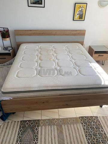 Lit, sommier, matelas, 2 tables de chevet - 2