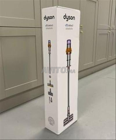 Dyson V15. Dyson V8 - 2