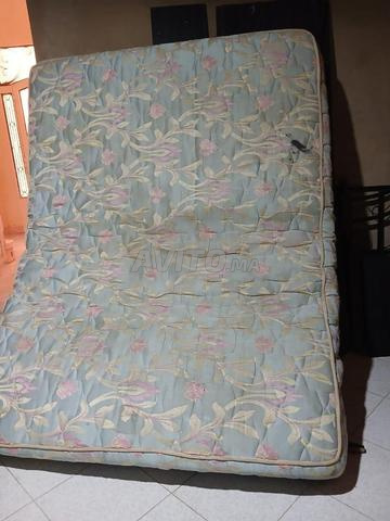 Lit avec matelas et 2 coiffeuses et rangement - 2