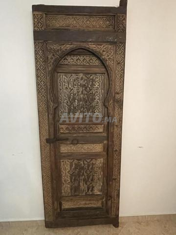 باب قديم مزخرف