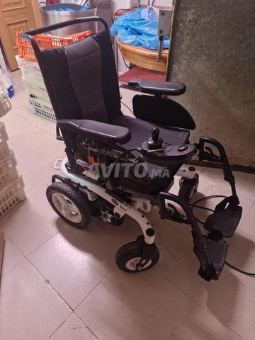 Fauteuil roulant électrique pour handicapés - 2