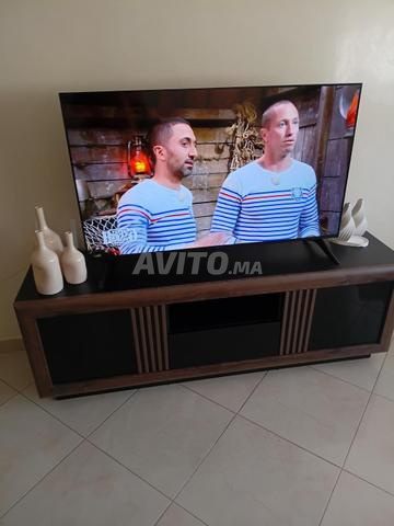 Table avec TV LG UHD AI 50 pouces 126cm - 2