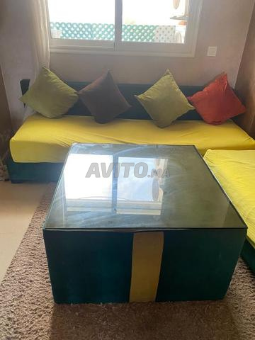 Salon complet avec table