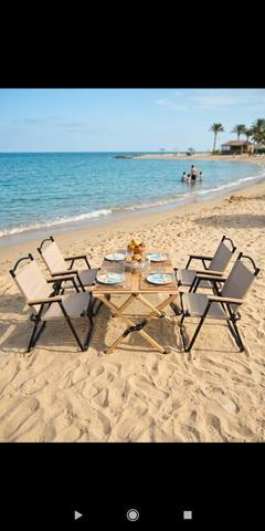 Petite table avec quatre chaises - 2