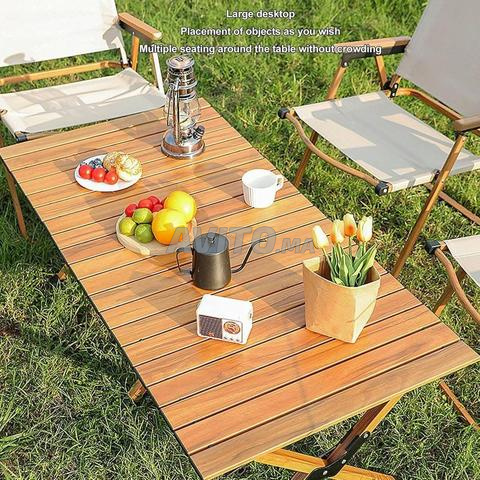 Quatre chaises de table de grande taille